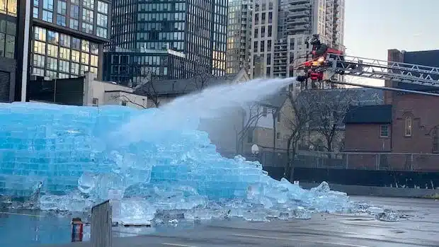 Drake promuove il nuovo disco con un'installazione di ghiaccio a Toronto