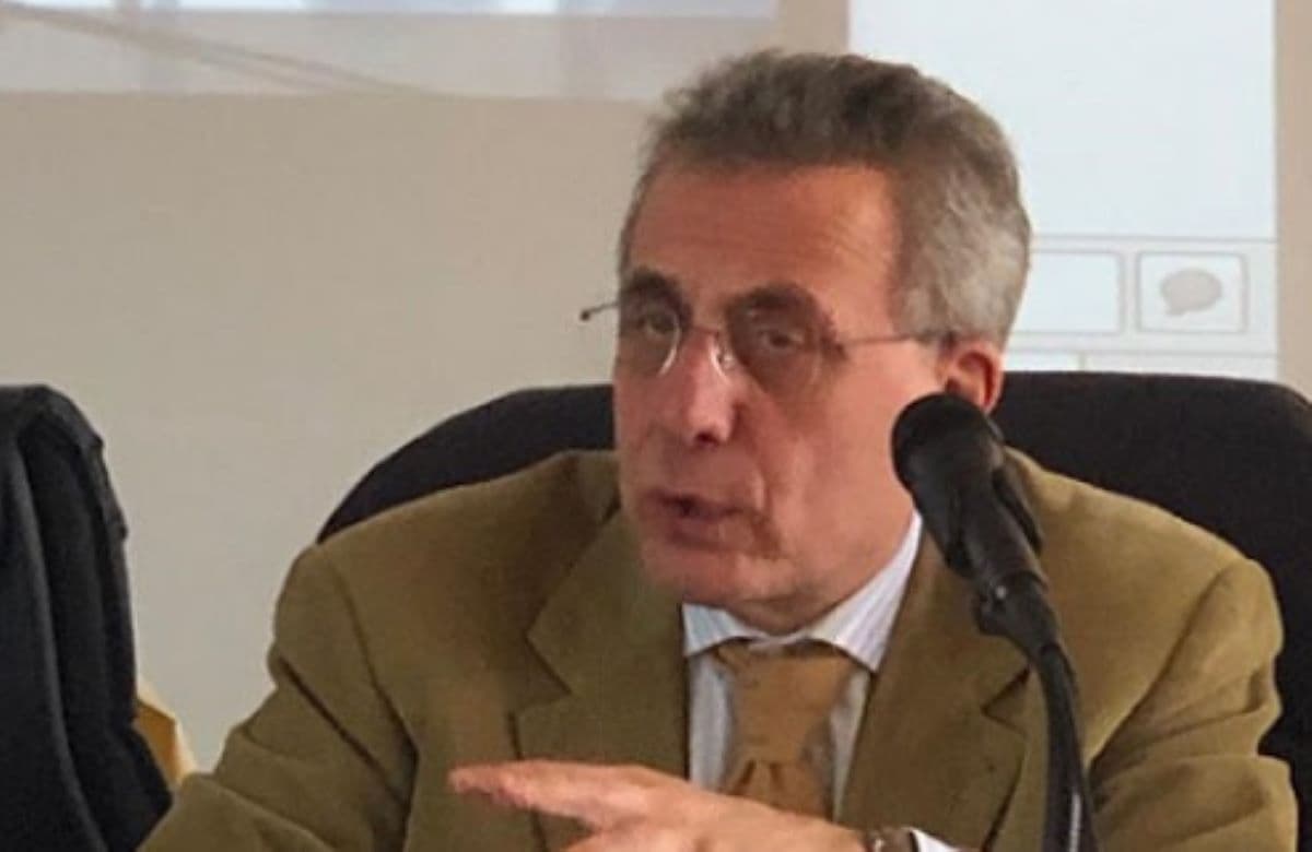 “L’educazione, l’anello mancante tra informazione e democrazia”- Intervista a Mario Caligiuri sul suo ultimo saggio “Maleducati”