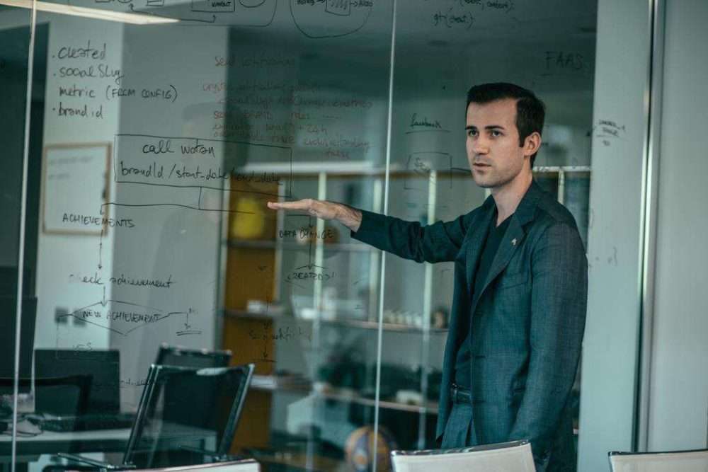 Rivoluzione Tecnologica: Davide e Golia ai tempi dell’IA. La crescita di i-Genius