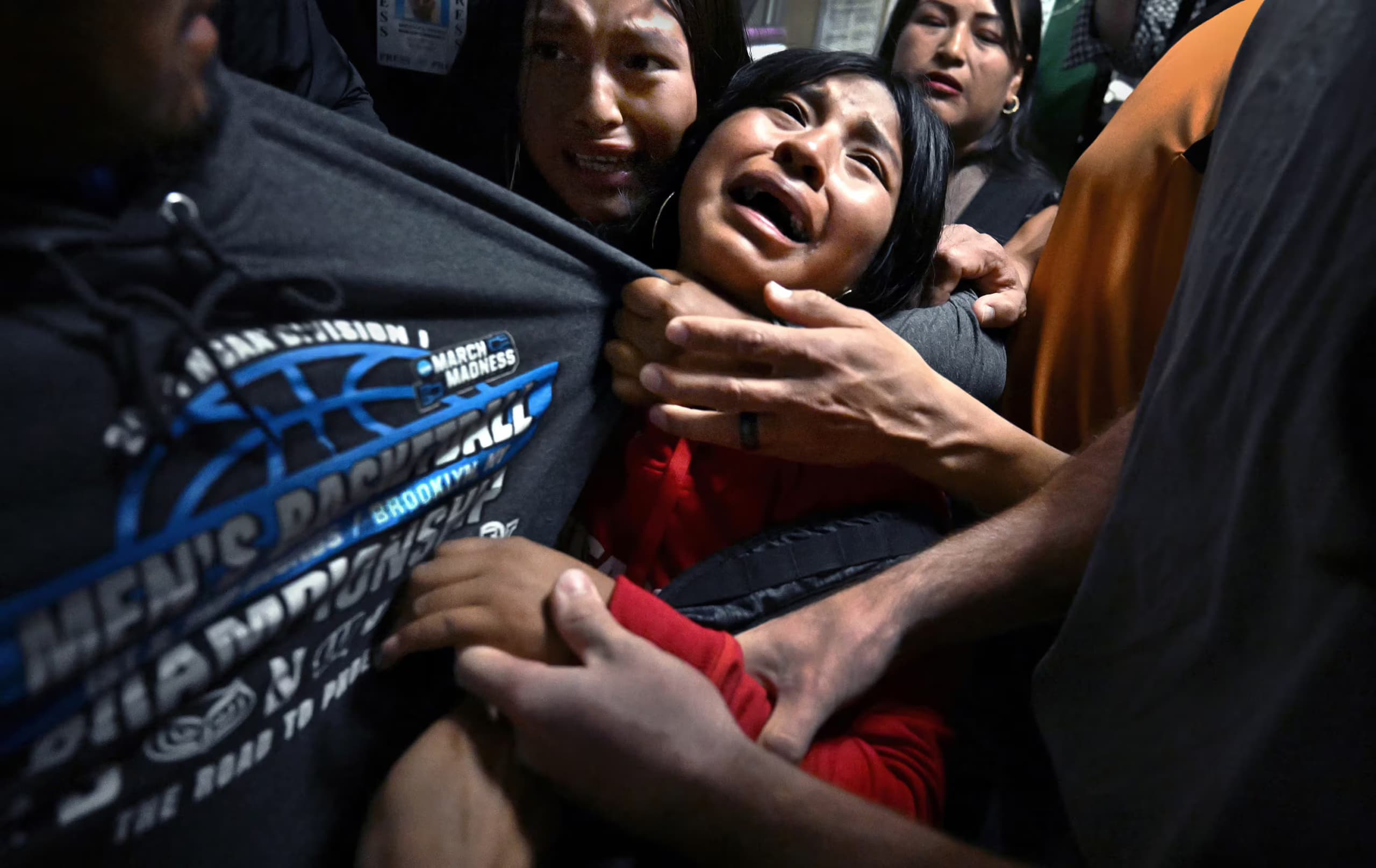 World Press Photo 2026, trionfa Carol Guzy con lo scatto sulla separazione di una famiglia migrante