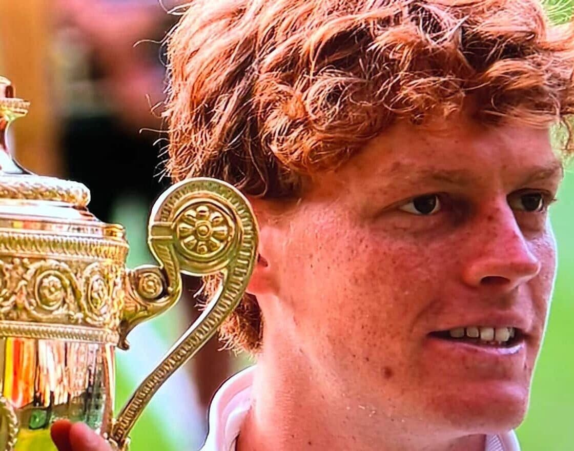 Wimbledon, Jannik Sinner batte Carlos Alcaraz ed entra nella storia: è il primo italiano a vincere il torneo dei tornei