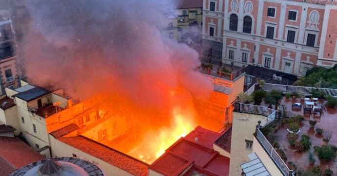 A Napoli un vasto incendio ha colpito il Teatro Sannazaro
