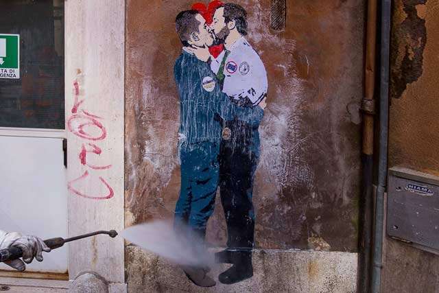 Street artist: i baci e gli abbracci rubati di TvBoy