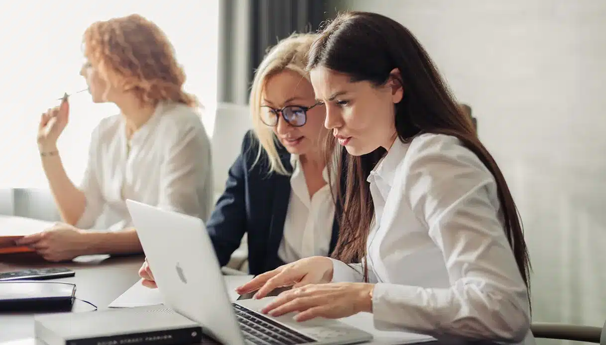 Gender pay gap: in Italia il divario salariale resta, donne pagate in media 2.900 euro in meno