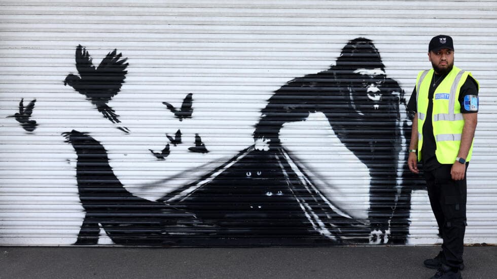 Banksy chiude “London Zoo”: l’immagine è quella di un gorilla che fa scappare gli animali