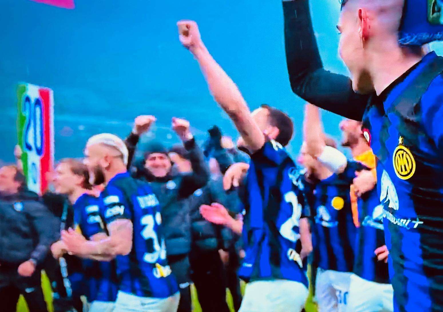 Inter campione d’Italia: batte il Milan nel derby e si aggiudica il ventesimo scudetto