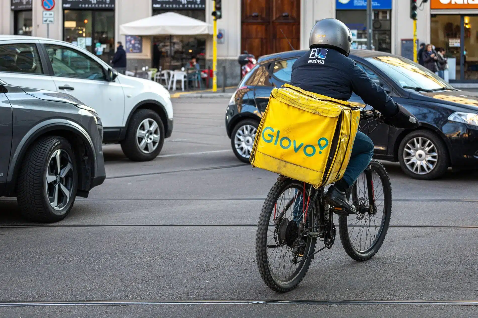 Glovo sotto controllo giudiziario a Milano: indagine per sfruttamento dei rider