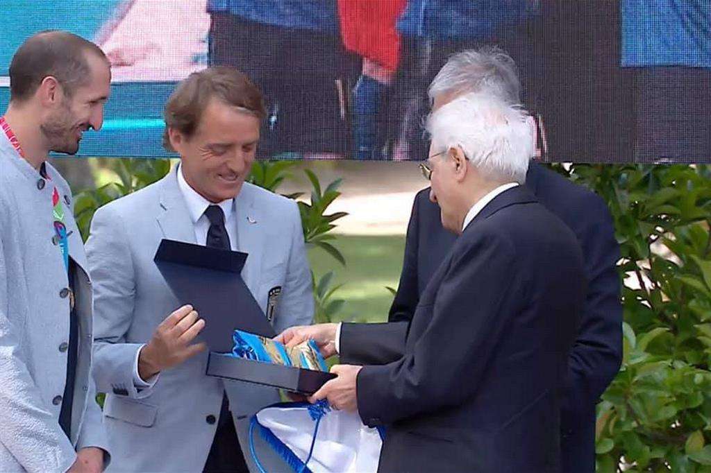 Euro 2020, Mattarella conferisce agli Azzurri le decorazioni dell’Ordine al merito della Repubblica