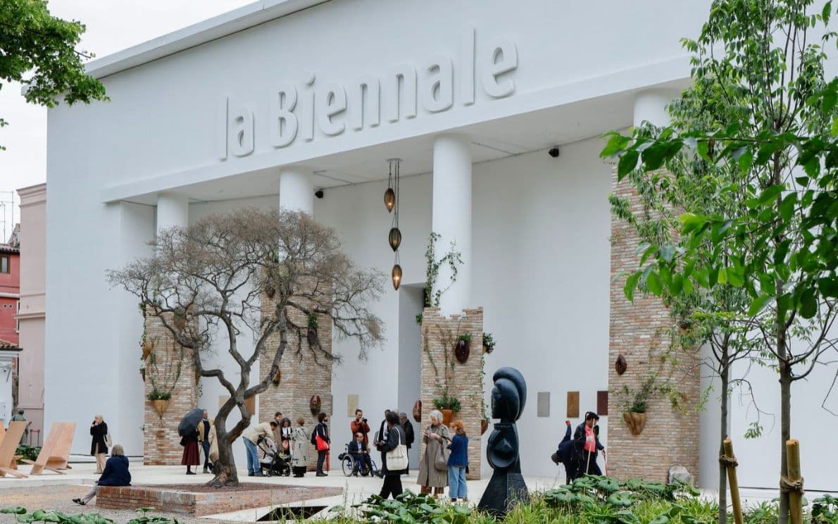 Biennale Arte di Venezia, boom di presenze alla pre-apertura: lunghe attese all’Arsenale