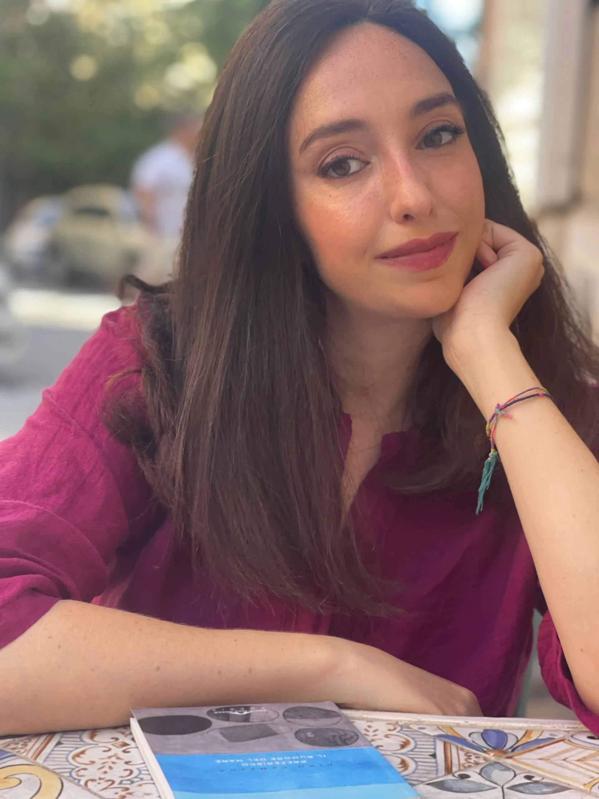 Giulia Catricalà, “La rosa sbagliata”, indagine diagnostica sulla memoria, sulla perdita, sul dolore e le sue cause profonde.