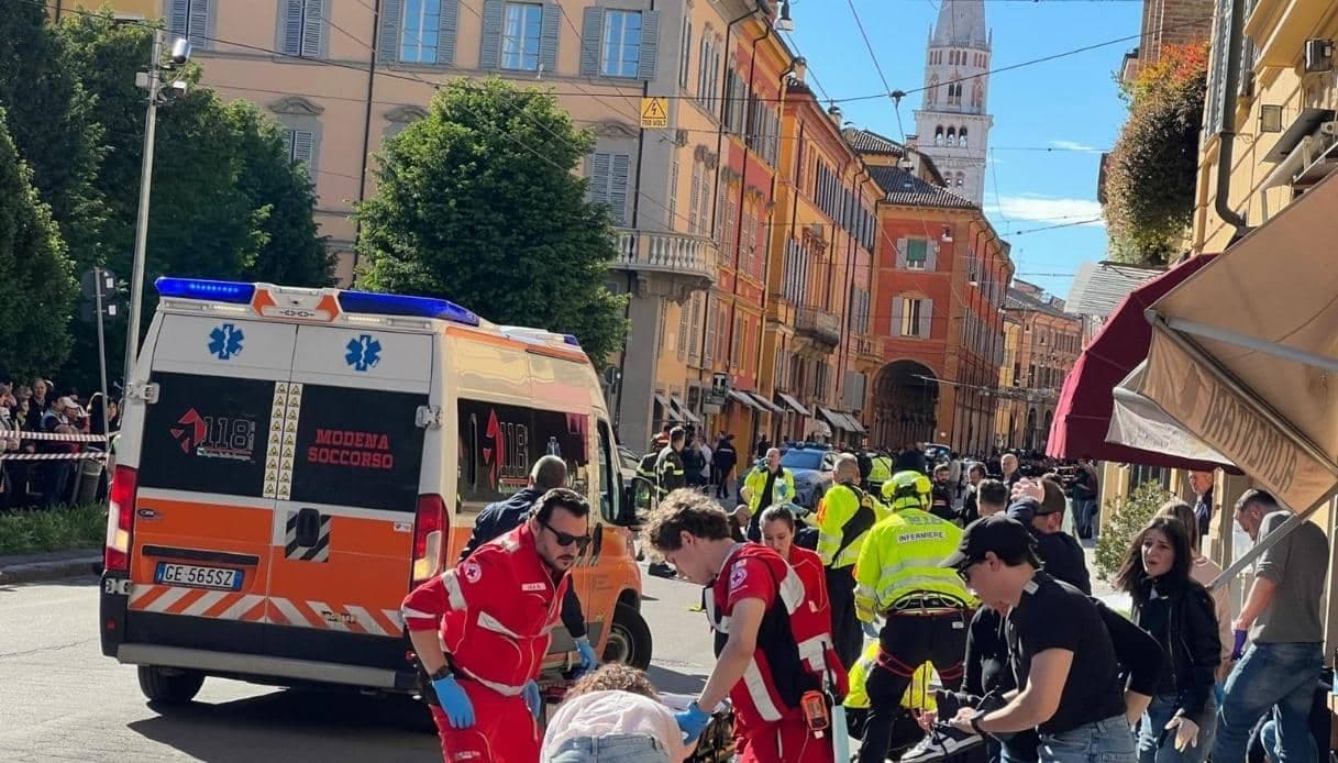Modena, auto contro i pedoni in centro: fermato un 31enne, si indaga sul movente