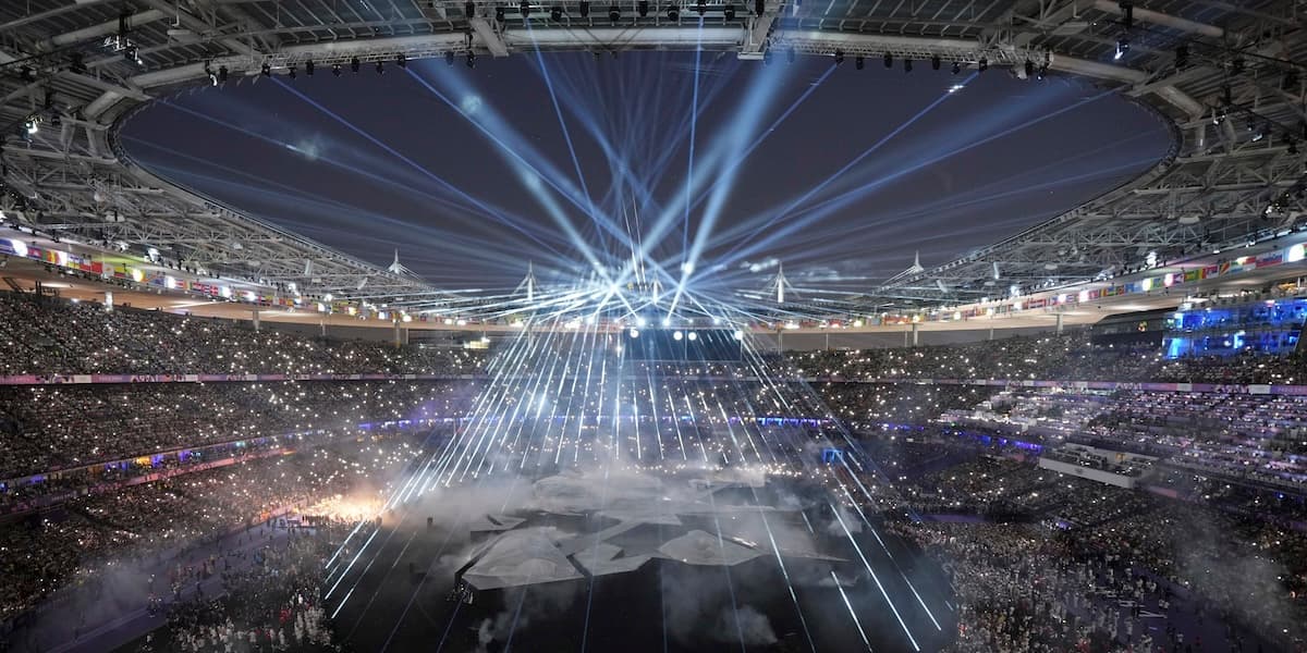 Olimpiadi di Parigi, la cerimonia di chiusura. Macron soddisfatto: “E’ stato un successo”