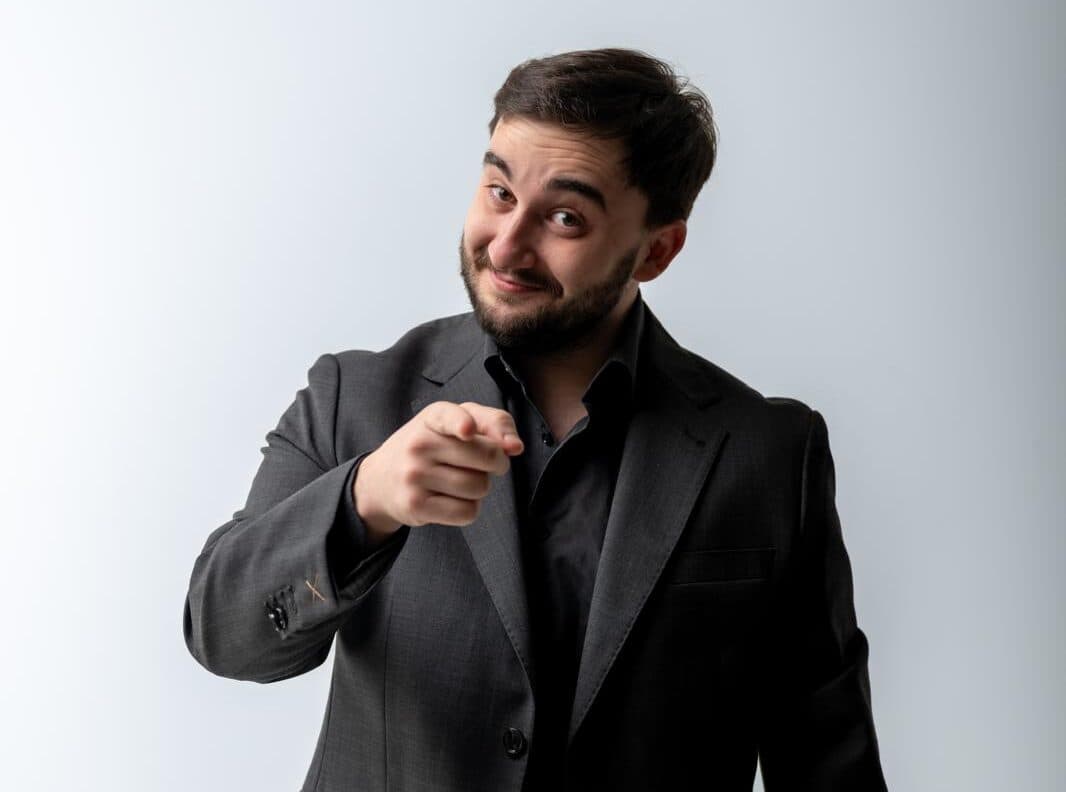 Teatro Parioli Costanzo, Marco Todisco tra ironia e precarietà in “QUI SI VA NEL PENALE”