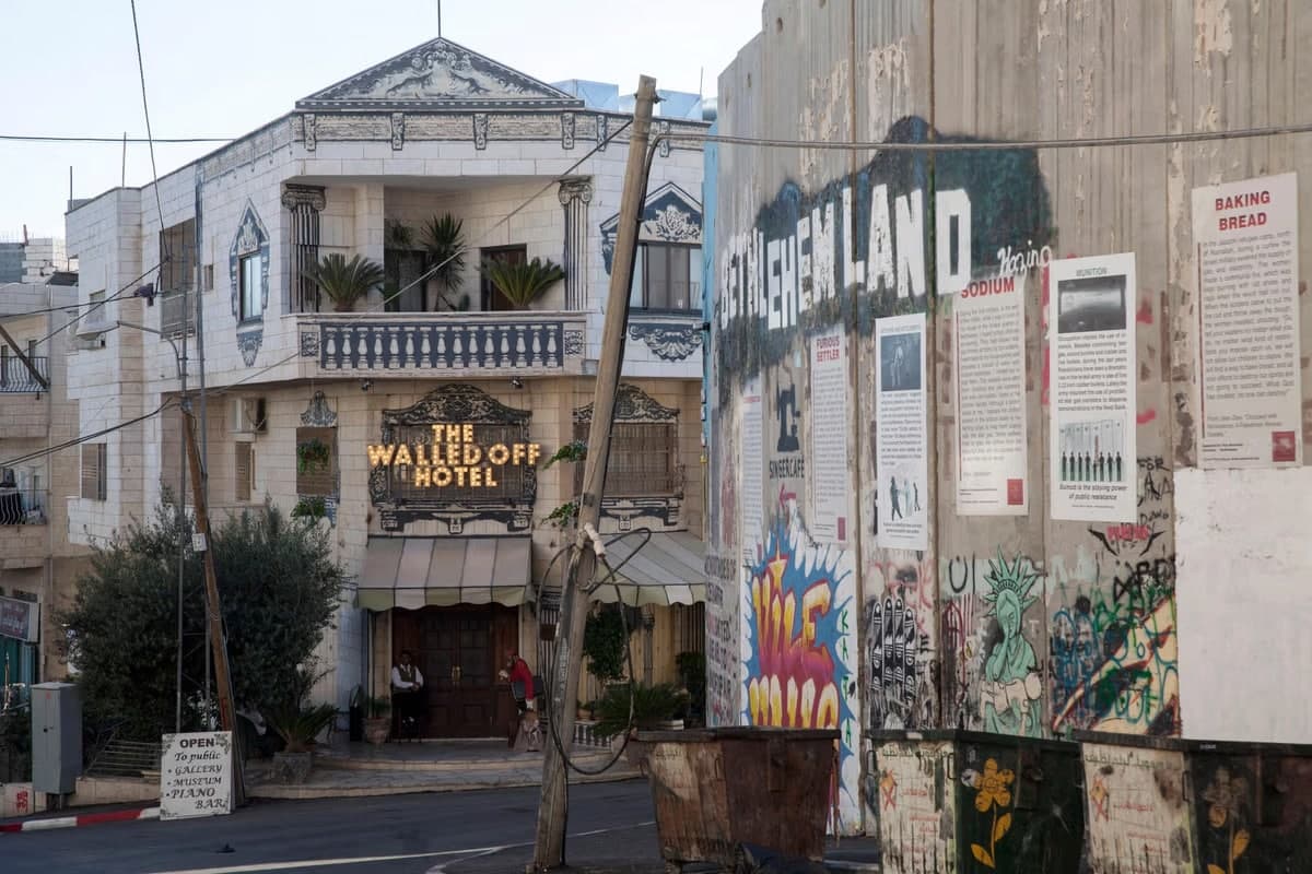 Il Walled Off Hotel di Banksy riapre a Betlemme: arte e resistenza tornano a dialogare sul confine