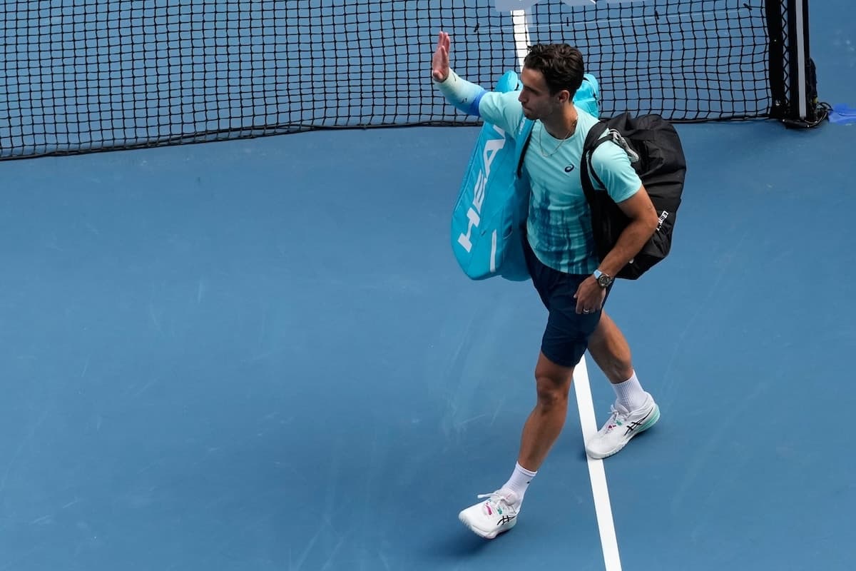 Australian Open, Musetti si ritira contro Djokovic dopo due set dominati: semifinale sfumata per infortunio