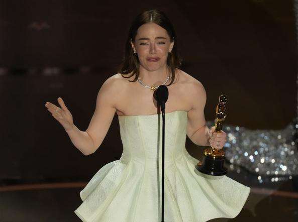 Oscar: trionfa Oppenheimer con 7 statuette. Emma Stone è la miglior attrice protagonista. Italia fuori
