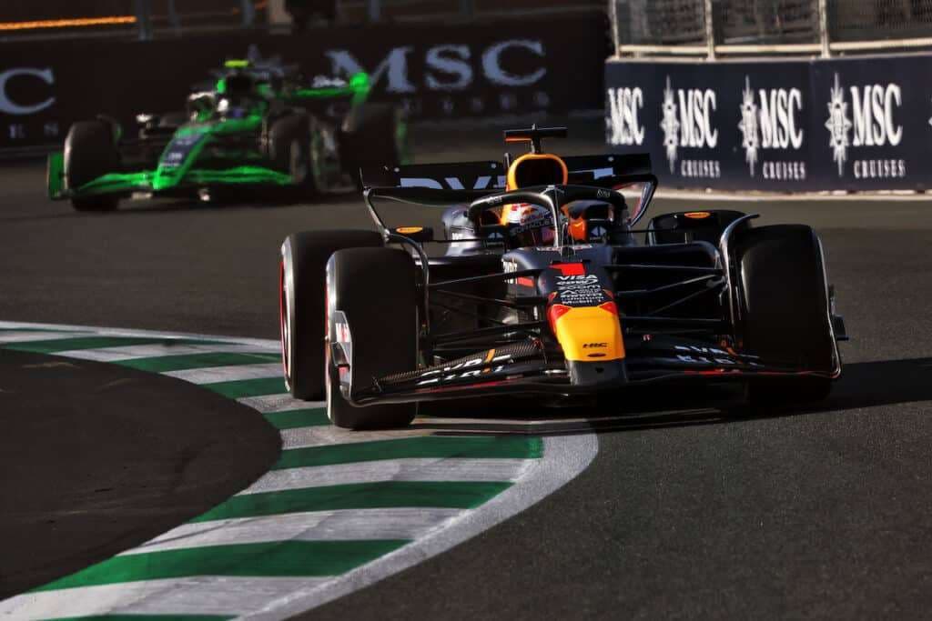 Verstappen sul podio nel GP dell’Arabia Saudita  e consolida la sua leadership