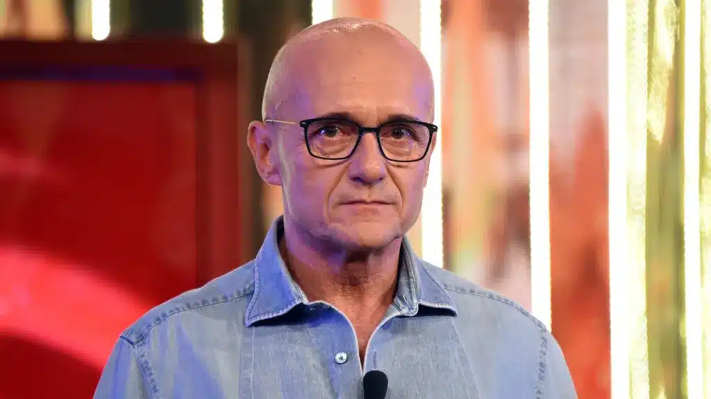 Grande Fratello. Signorini indagato a Milano per violenza sessuale ed estorsione