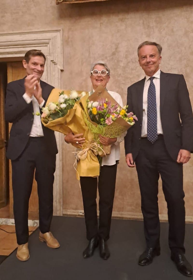 L'ambasciatore di Francia in Italia Martin Briens insignisce Monique Veaute Commandeur de l’ordre des arts et des lettres