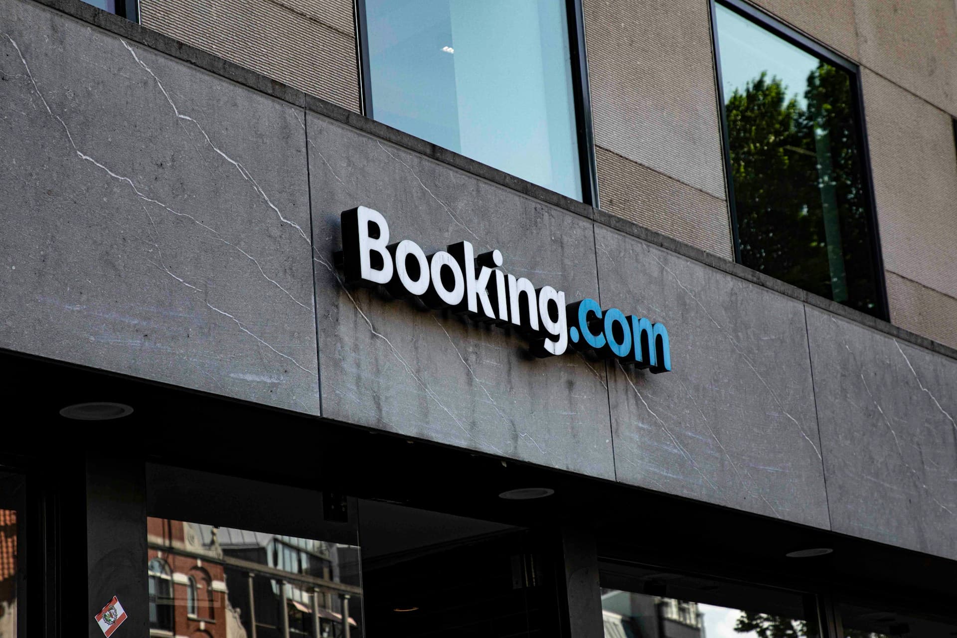 L’Antitrust indaga su Booking: sotto esame i programmi “Partner Preferiti”