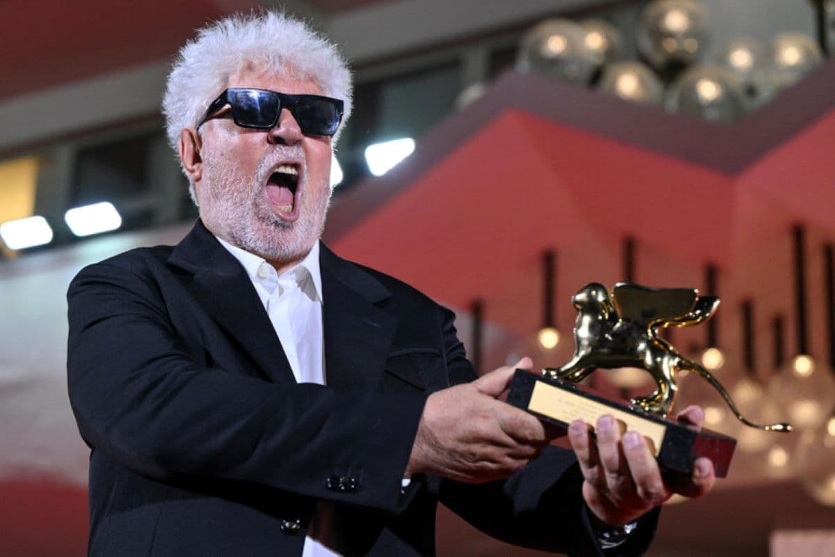 Venezia. Il Leone d’oro ad Almodovar per “La stanza accanto”, film che rilancia il dibattito sull’eutanasia