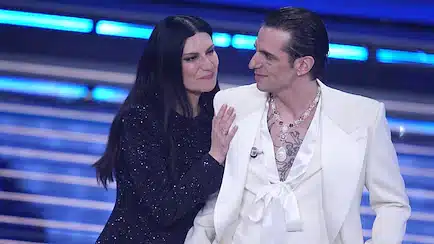 Sanremo. Achille Lauro canta per le vittime Crans-Montana, il momento più intenso della serata