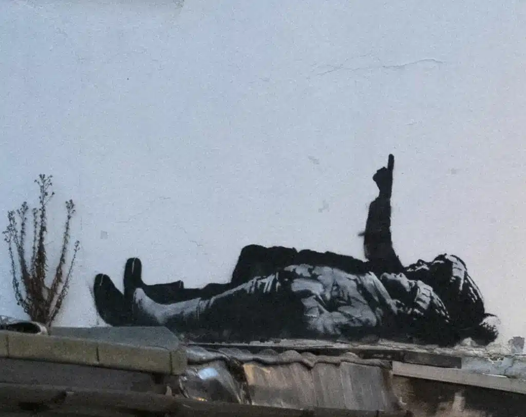 Banksy rompe il silenzio: è suo il nuovo murale londinese sulla marginalità invisibile