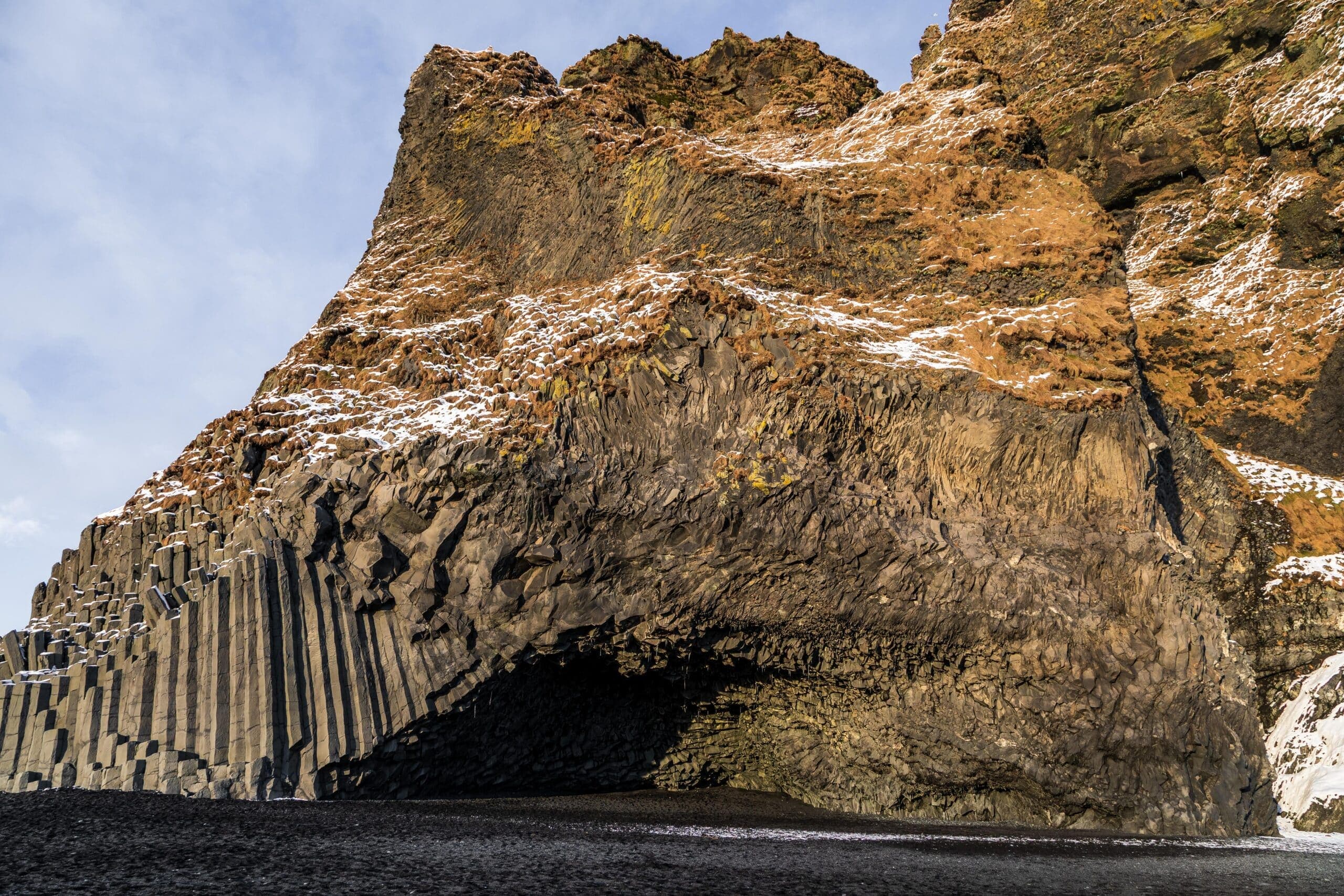 Reynisfjara scompare: le mareggiate cancellano la spiaggia nera simbolo dell’Islanda