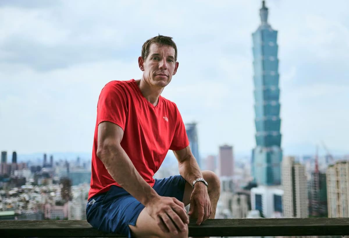 Alex Honnold sfida il Taipei 101: scalata in free solo in diretta mondiale su Netflix