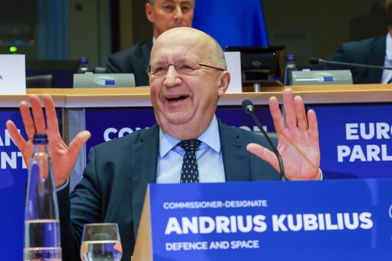 FT: "L'Ue a lavoro su un fondo europeo per le spese miliari da 500 miliardi"