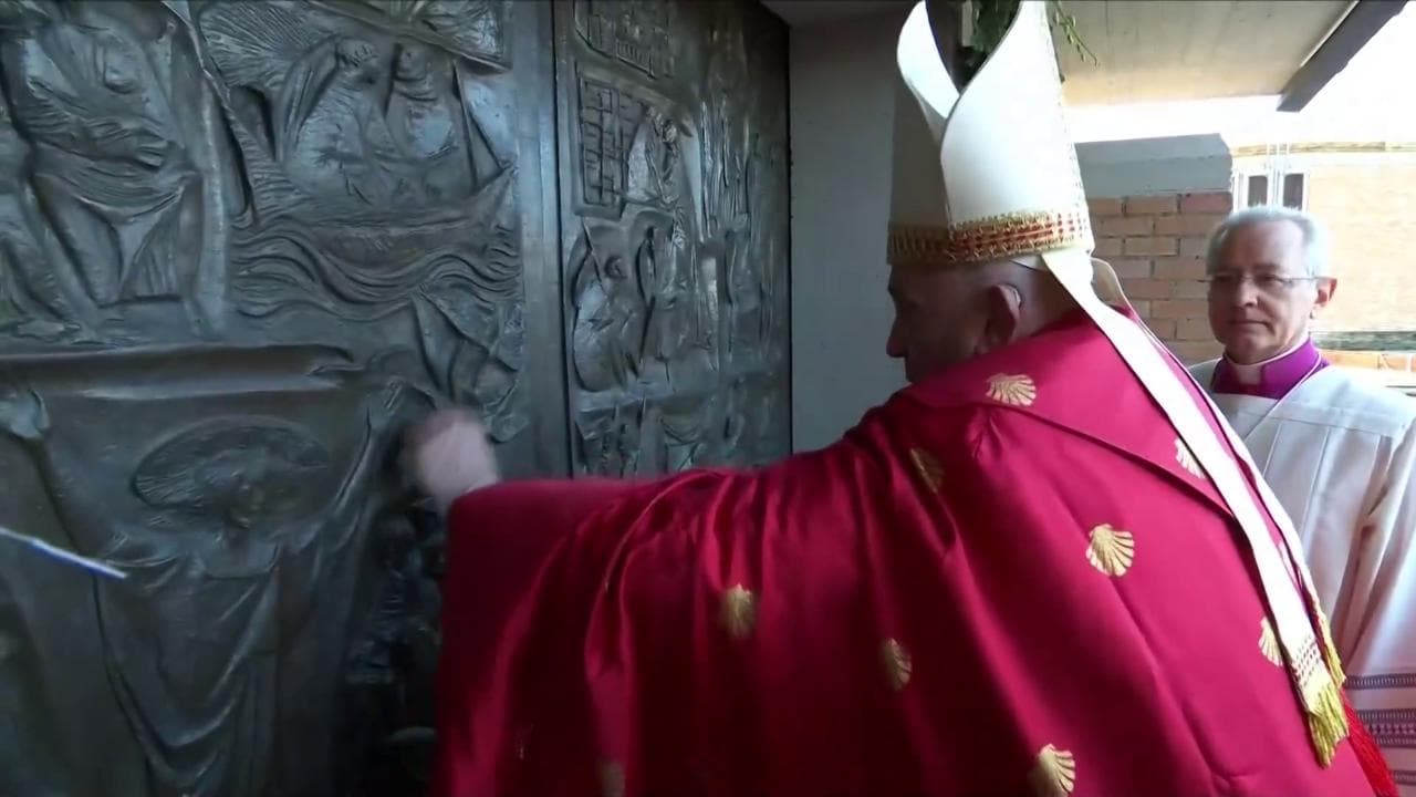 "Spalanchiamo il cuore alla speranza", le parole del Papa a Rebibbia dove ha aperto  la seconda Porta Santa