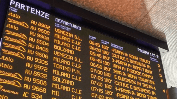 Estate nera dei trasporti, continuano i disagi per chi viaggia in treno: fino a 400 minuti di ritardo