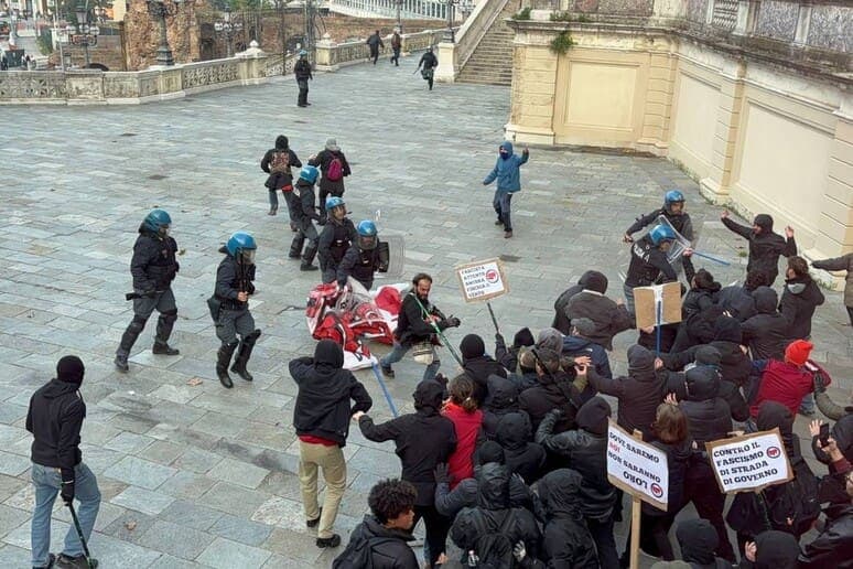 Bologna: scontri tra polizia e collettivi antifascisti, almeno 10 feriti