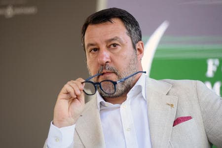 Caos voli, tutti gli aerei bloccati tranne quello su cui viaggiava Matteo Salvini