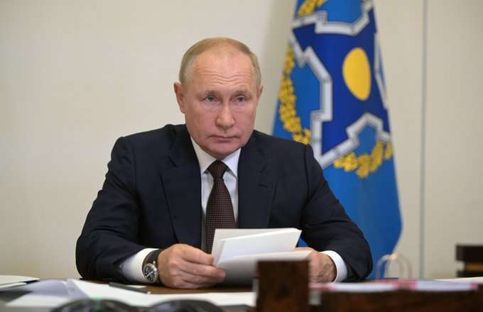 Putin in auto-isolamento: “Decine di persone contagiate nel mio entourage”