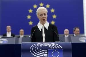 La vedova di Navalny al Parlamento europeo: “Putin è un mafioso sanguinario!