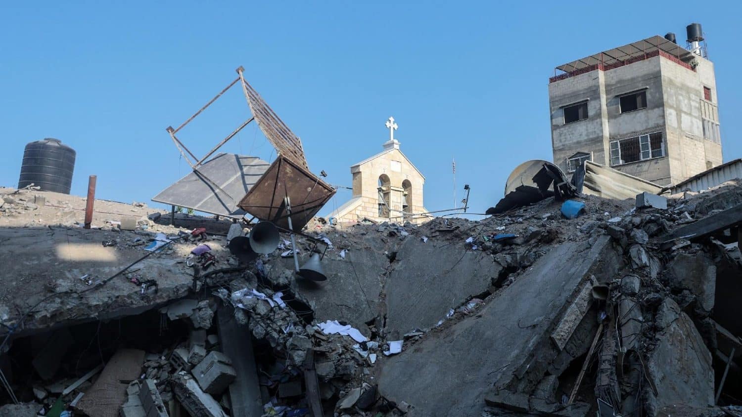 Gaza, bombardata l’unica chiesa cattolica: morti e feriti tra i civili