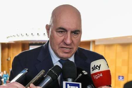 Italia tra incertezze e alleanze: il percorso del governo ai vertici di Parigi