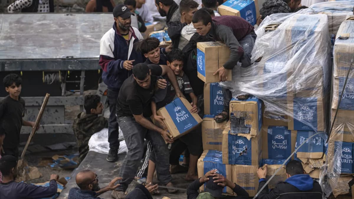 Gaza, crisi umanitaria senza cenni di miglioramento: i civili assaltano i camion con gli aiuti umanitari
