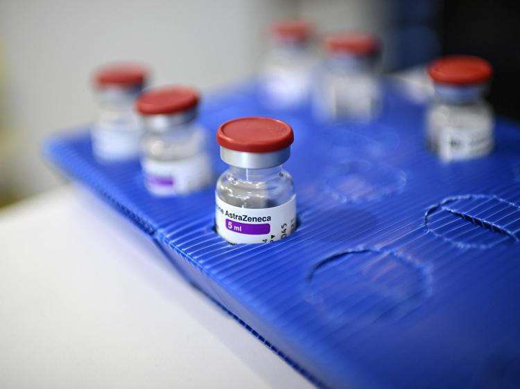 Astrazeneca ha annunciato il ritiro dei suoi vaccini anti-covid, possibili risarcimenti milionari