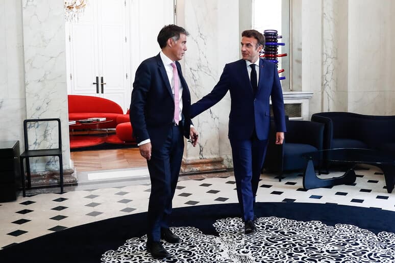 Crisi di governo in Francia, socialisti da Macron ma senza accordo