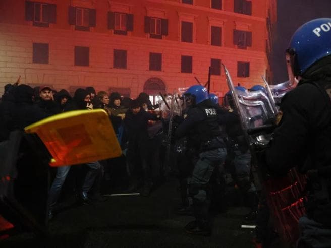 Scontri tra polizia e manifestanti a Roma e Bologna. Meloni: "Non si può legittimare la violenza"