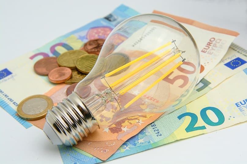 Bollette della luce, scattano le nuove tariffe nazionali: cosa cambia dal 1° luglio