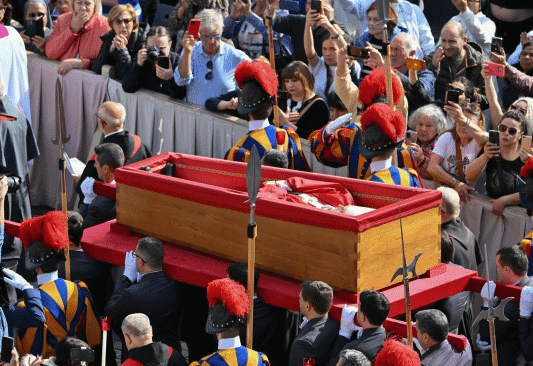 Oggi l'ultimo saluto dei fedeli al Papa