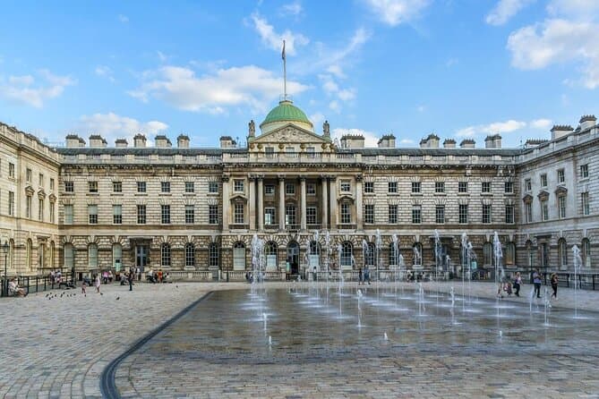 Londra, spento l’incendio al museo Somerset House. Salvate dalle fiamme decine di capolavori d’arte