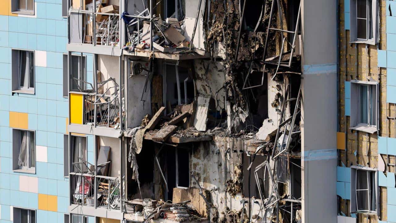 Pioggia di droni Ucraini su Mosca, in fiamme un palazzo e morta una donna