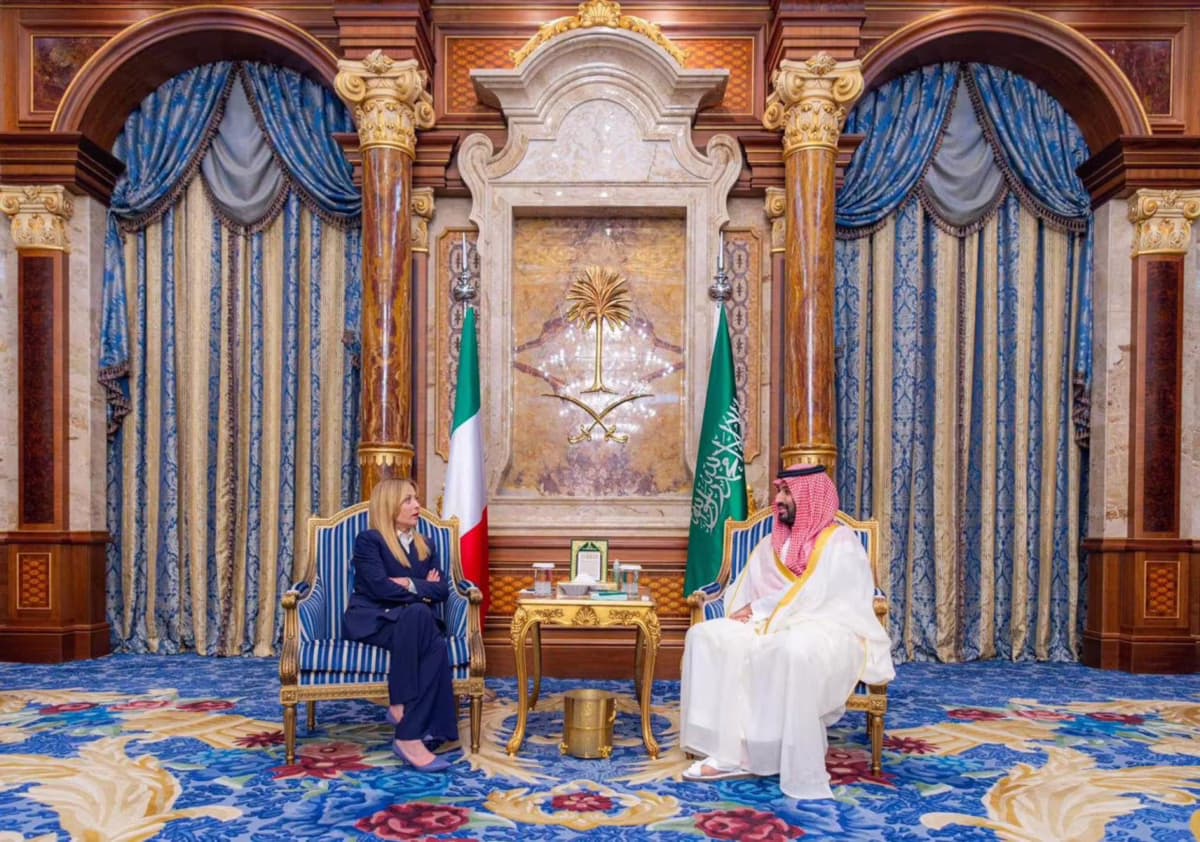 Nuova tappa della Premier Meloni nel Golfo: dopo Bin Salman, in Qatar incontra Al Thani. Temi sicurezza, pace e petrolio