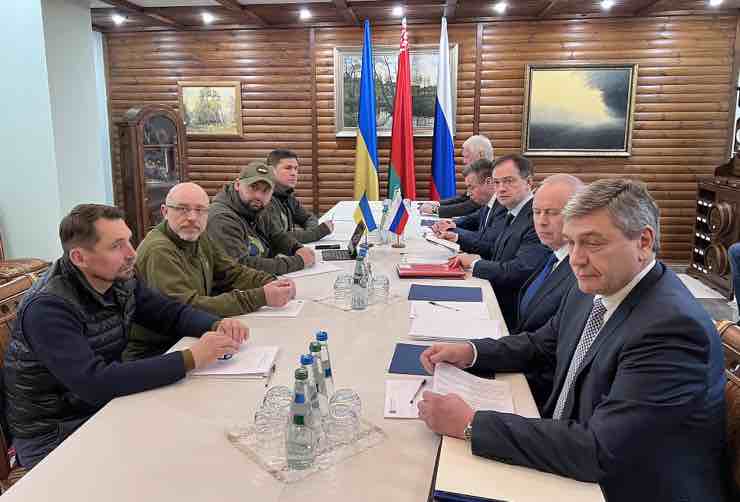 Ucraina: con i negoziati piccoli passi per i corridoi umanitari, Mosca ribadisce le condizioni, Zelensky: “Putin cominci a dialogare”