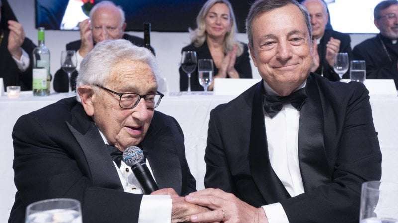 New York: Mario Draghi è stato premiato come “Statista dell’anno”, applaudito da Biden e Kissinger