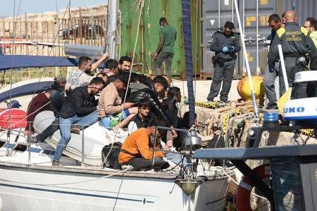 Migranti, Meloni in Procura Antimafia: “Utilizzati Decreti flussi per l’ingresso di persone dietro pagamento”